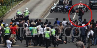 Dua Teroris Sarinah Ternyata Berada di Kerumunan Massa. Tembaki Polisi dan Wartawan!