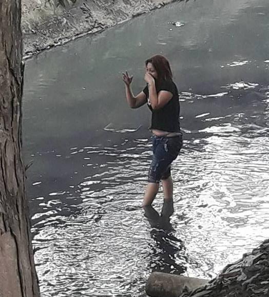 Seorang Wanita Ngomel-ngomel Dalam Parit Bikin Heboh Warga Jodoh