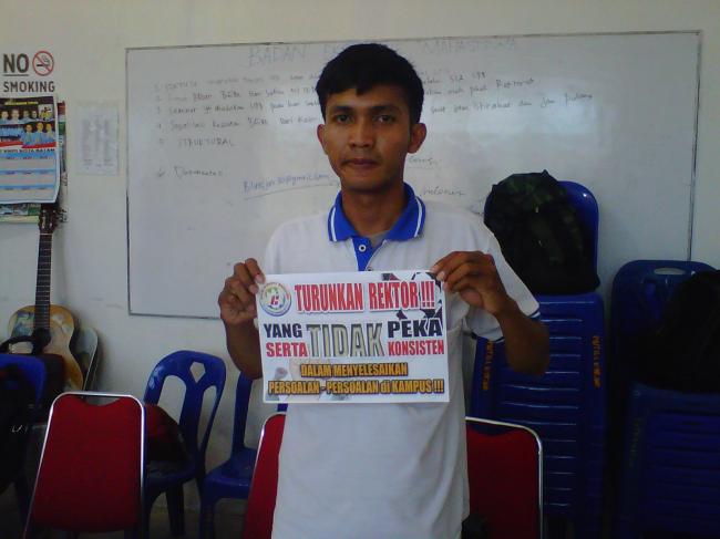 Turunkan Rektor! Turunkan Rektor! Kampus Universitas Putera Batam Bergolak