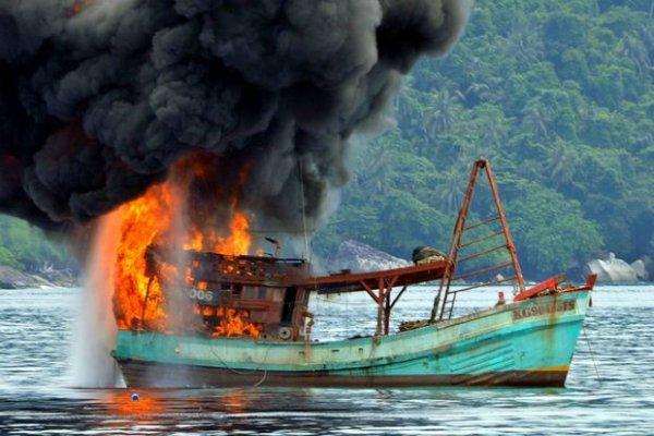 Terinspirasi Menteri Susi, Malaysia Kini Ikut-ikutan Tenggelamkan Kapal Asing