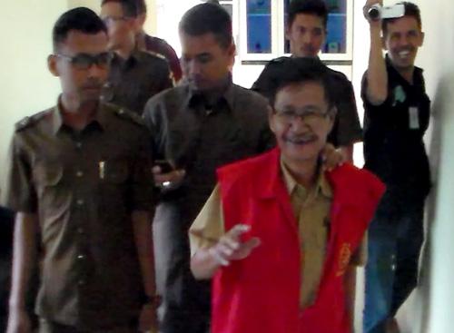 Digiring ke Mobil Tahanan, Kades Malang Rapat Ini Masih Tersenyum