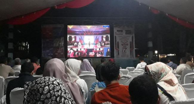 Nobar Debat Capres di Tanjungpinang di Tengah Hujan Deras