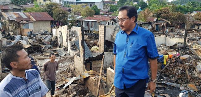 Bersandal Jepit, Gubernur Nurdin Hibur Anak-anak Pengungsi Kebakaran