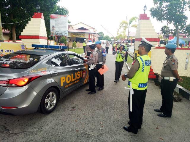 Saat Polisi Cek Surat Kendaraan Polisi di Polres Karimun
