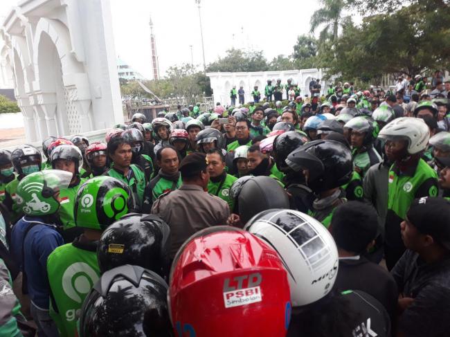 Pengendara Gojek Terseret Bentrok Driver Online vs Konvensional di Pelabuhan Batam Center