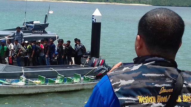 Tim WRFR Lantamal IV Selamatkan 33 TKI Ilegal Terdampar di Pulau Panjang