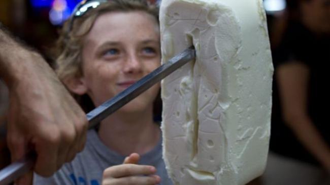 Pembuatan Es Krim asal Turki di Batam Ini Bikin Terpesona  Calon Pembeli 