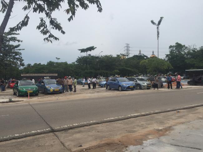 Taksi Pangkalan Setop Taksi Online di Harbour Bay, Driver Kerahkan Teman-teman