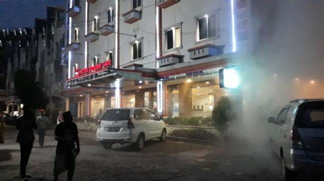 Panel Listrik di Sebelah Hotel Golden Gate Jodoh Terbakar 