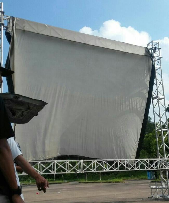 Nobar Final AFF 2016, Warga Batam Mulai Berdatangan ke Stadion Temenggung