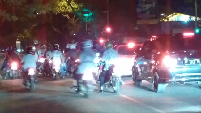 Tahun Baru 2017: Jalan Menuju Lapangan Engku Putri Mulai Dipadati Kendaraan