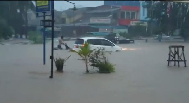 Penampakan Banjir Mengerikan Depan Ruko Marbella