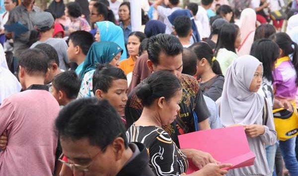 Daftar Sekolah, Orangtua Ambil Nomor Antre Jam 3 Dini Hari