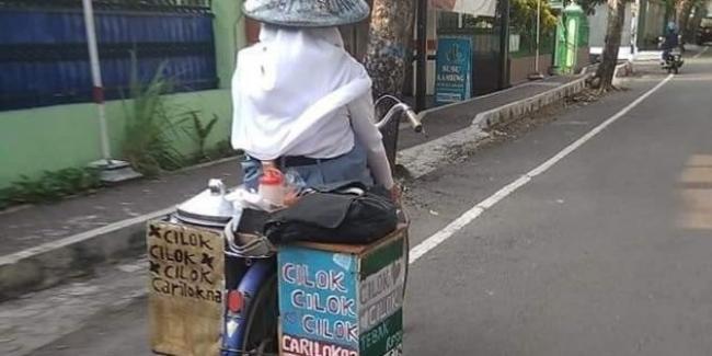 Hidupi Adik Kandung, Remaja di Karanganyar Sekolah Sambil Jualan Cilok