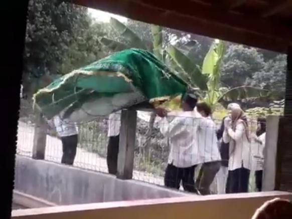 Video Viral: Keranda Mayat Lepas, Jenazah Ini Tercebur ke Kolam