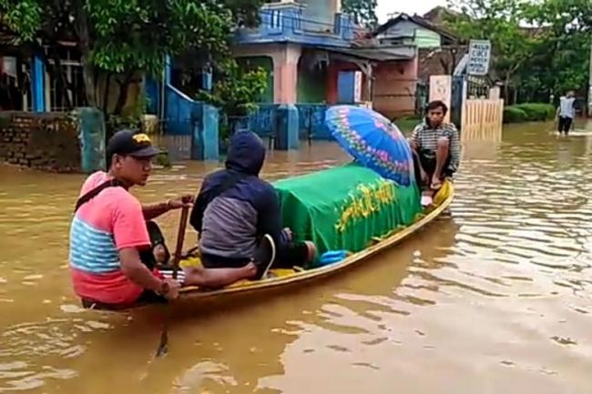 Jenazah Kakek Ini Diangkut dengan Perahu Saat Banjir