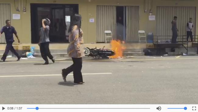 Video: Rusuh di Depan Kantor Gojek Batam, 1 Unit Sepeda Motor Hangus