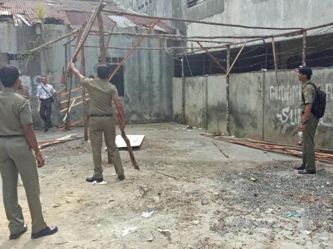 Satpol PP Bongkar Lapak Cingkoko di Pelantar KUD
