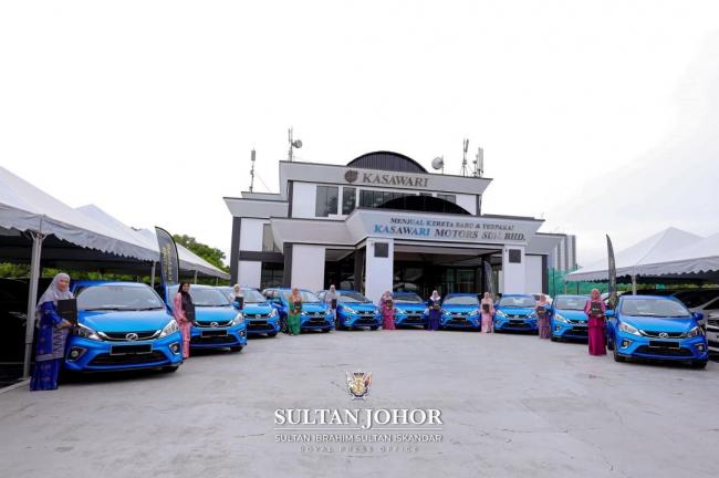 Sultan Johor Beri Hadiah Mobil Baru untuk 10 Perawat