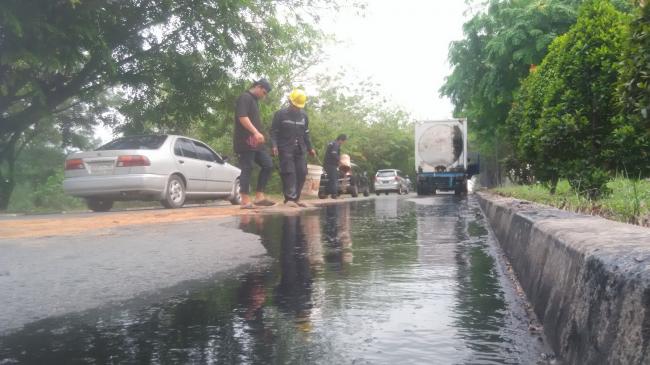 Tumpahan Oli Bekas di Tiban Centre Licin dan sebabkan Kemacetan Panjang