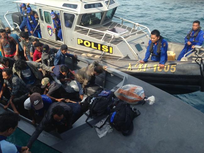 Foto Evakuasi Seratusan Penumpang Kapal 