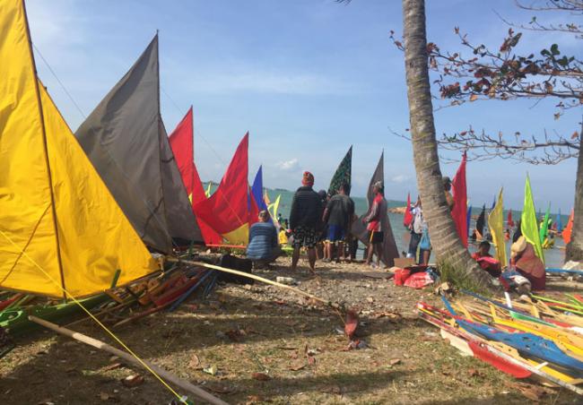 Meriahnya Perlombaan Perahu Jong di Pantai Mak Dare