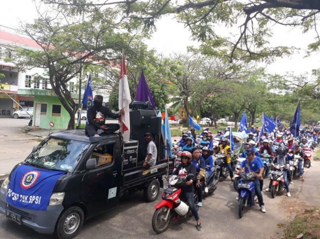 `Perahu Retak` Warnai Aksi May Day di Batam