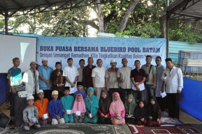 Berbagi Berkah, Blue Bird Gelar Buka Bersama Anak Yatim