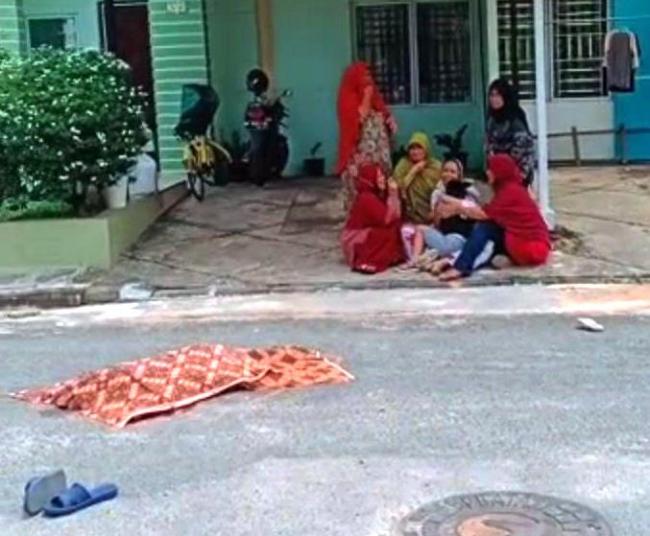 Pemandangan Pilu Balita dan Sepedanya Terlindas Mobil di Puri Legenda