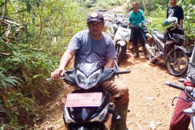 Camat Singkep Selatan Rintis Jalan Perpendek Jarak Menuju Kota Dabo