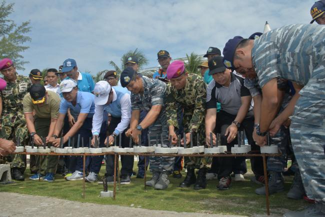 Pasukan Korps Marinir dan Masyarakat Kompak Tanam Karang di Perairan Bintan