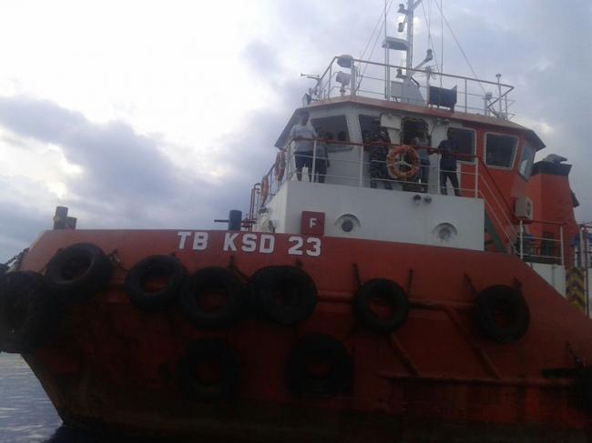 WFQR-4 Tangkap Tug Boat dan Tongkang Bermuatan 17 Truk 
