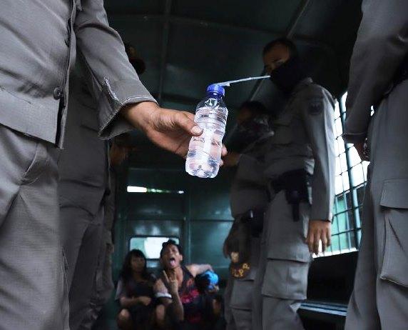 Dirazia, Gepeng Ini Berpose Metal saat Satpol PP Menyita Bong Sabu
