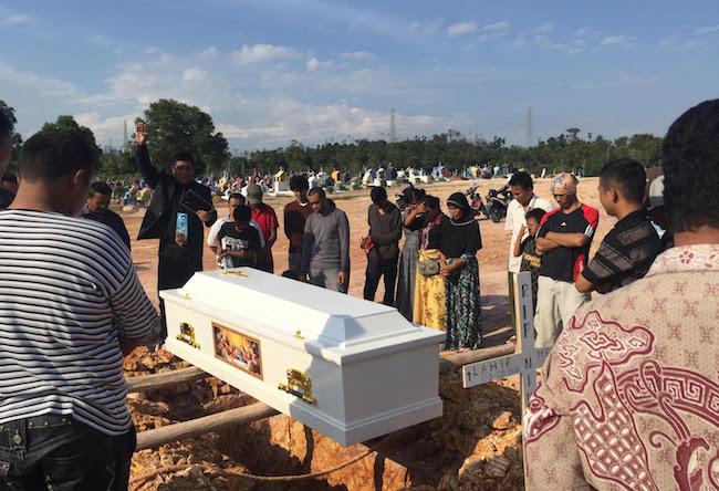 Deli Cinta Sihombing Dimakamkan dalam Suasana Haru