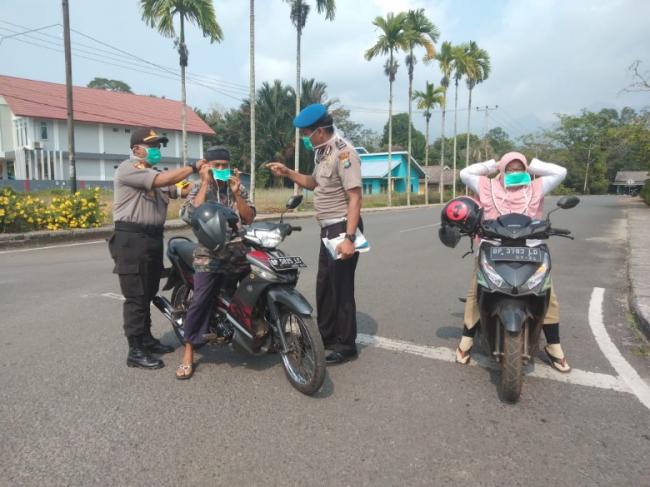 Antisipasi Dampak Kabut Asap, Polsek Daik Lingga Bagi-bagi Masker ke Warga