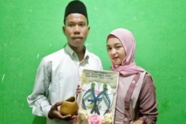 Viral! Pria di Lombok Nikahi Gadis Cantik dengan Mahar Sandal Jepit dan Segelas Air Putih