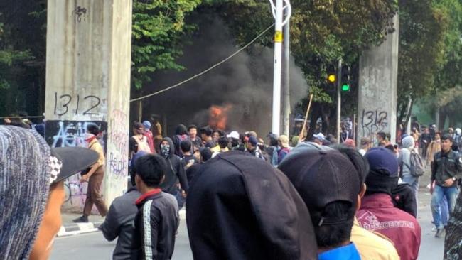 Pakai Putih Abu-abu, Massa Pelajar Bakar Traffic Cone di Belakang DPR