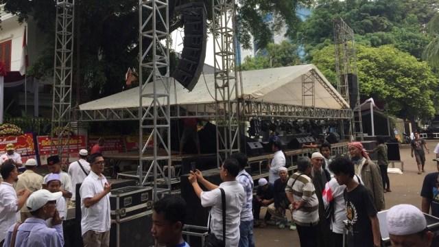 Panitia Dirikan Panggung Jelang Syukuran Kemenangan Prabowo-Sandi