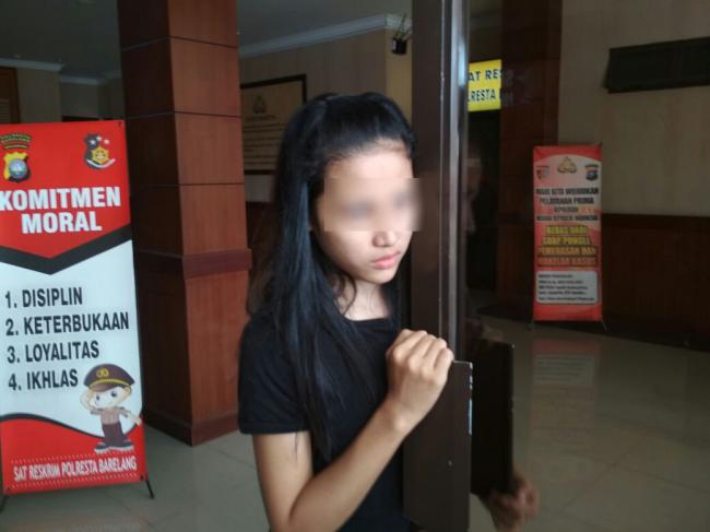 Polsek Sagulung Tangkap Siswi SMA Cantik dengan Tuduhan Penadah Ponsel
