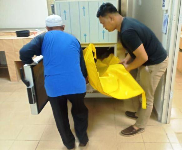 Kerangka Manusia Bercelana Jins Teronggok di Bebatuan Pantai Keramat