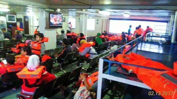 Penampakan Penumpang Roro Panik Diterjang Gelombang, Mobil Sampai Terguling