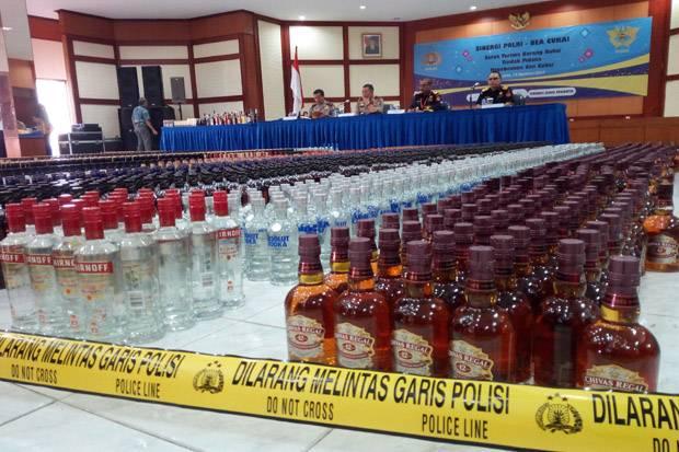Dibawa dari Pelabuhan Kijang, 6.500 Botol Miras dan 58 Pax Cerutu Diamankan
