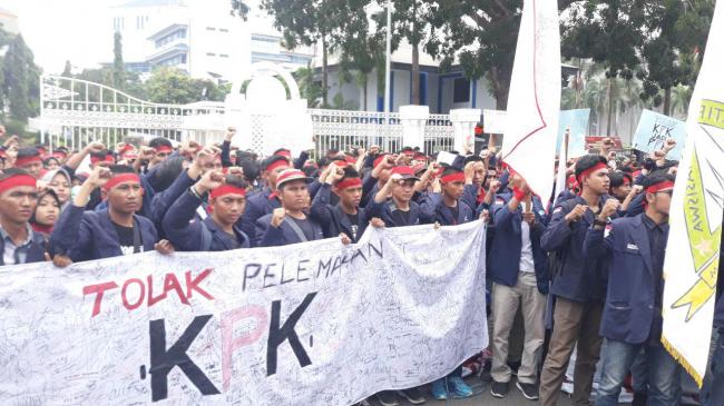 Tolak UU KPK, Mahasiswa Poltek Batam Gelar Aksi di Depan Gedung Dewan