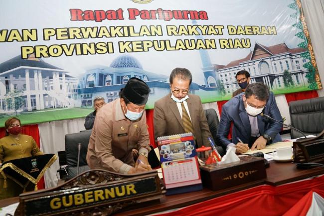 DPRD Setujui LPP APBD 2019 Kepri Menjadi Perda