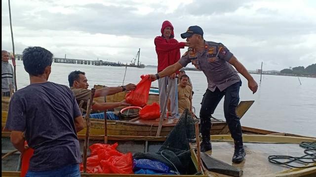 Polisi Bagi Sembako ke Nelayan Pesisir Tanjungpinang