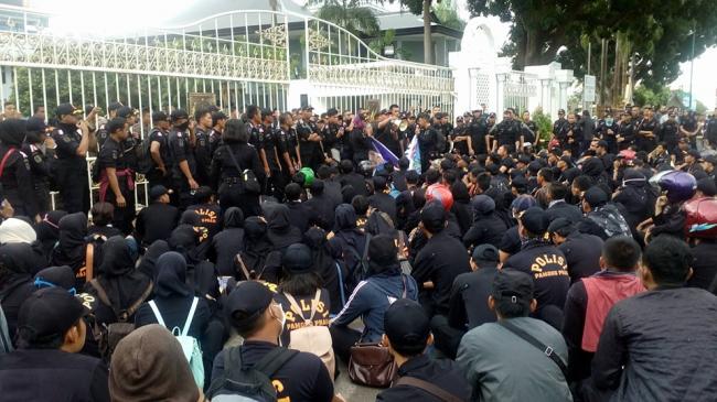 Ratusan Anggota Satpol PP Ancam Laporkan Hendri ke Polisi