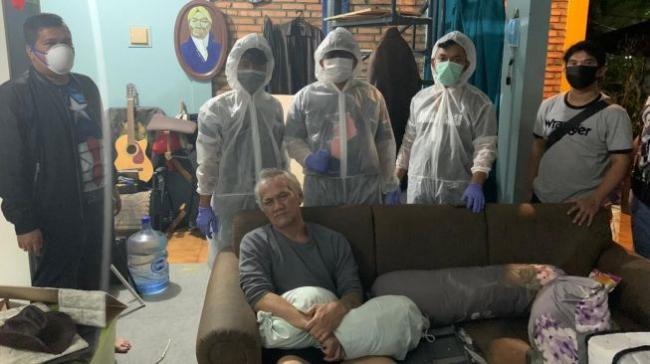 Polisi Berbaju Hazmat Tangkap Aktor Tio Pakusadewo