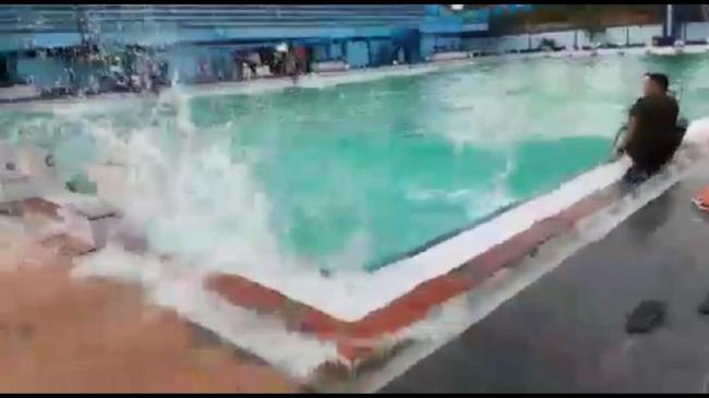 Viral, Air Kolam Renang di Sidoarjo Bergelombang Seperti Tsunami