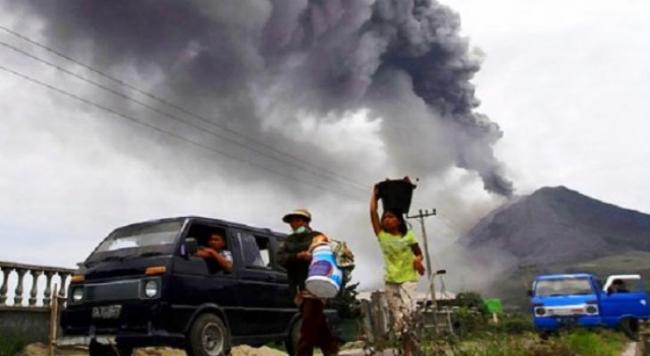 Gunung Sinabung Kembali Semburkan Abu Vulkanik Setinggi 2.000 Meter