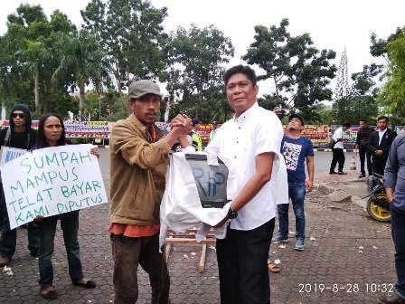 Protes Pemadaman Listrik, LSM Gebrak Hadiahi PLN Batam Buku dan TV Rusak